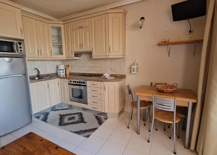 Paradise Court 1 Bedroom With Pool, アパート アデヘ